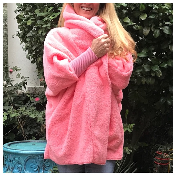 LAST 🔘 Wrap Me in Luxury!  Fuzzy Barbie Pink Wrap - Picture 5 of 8